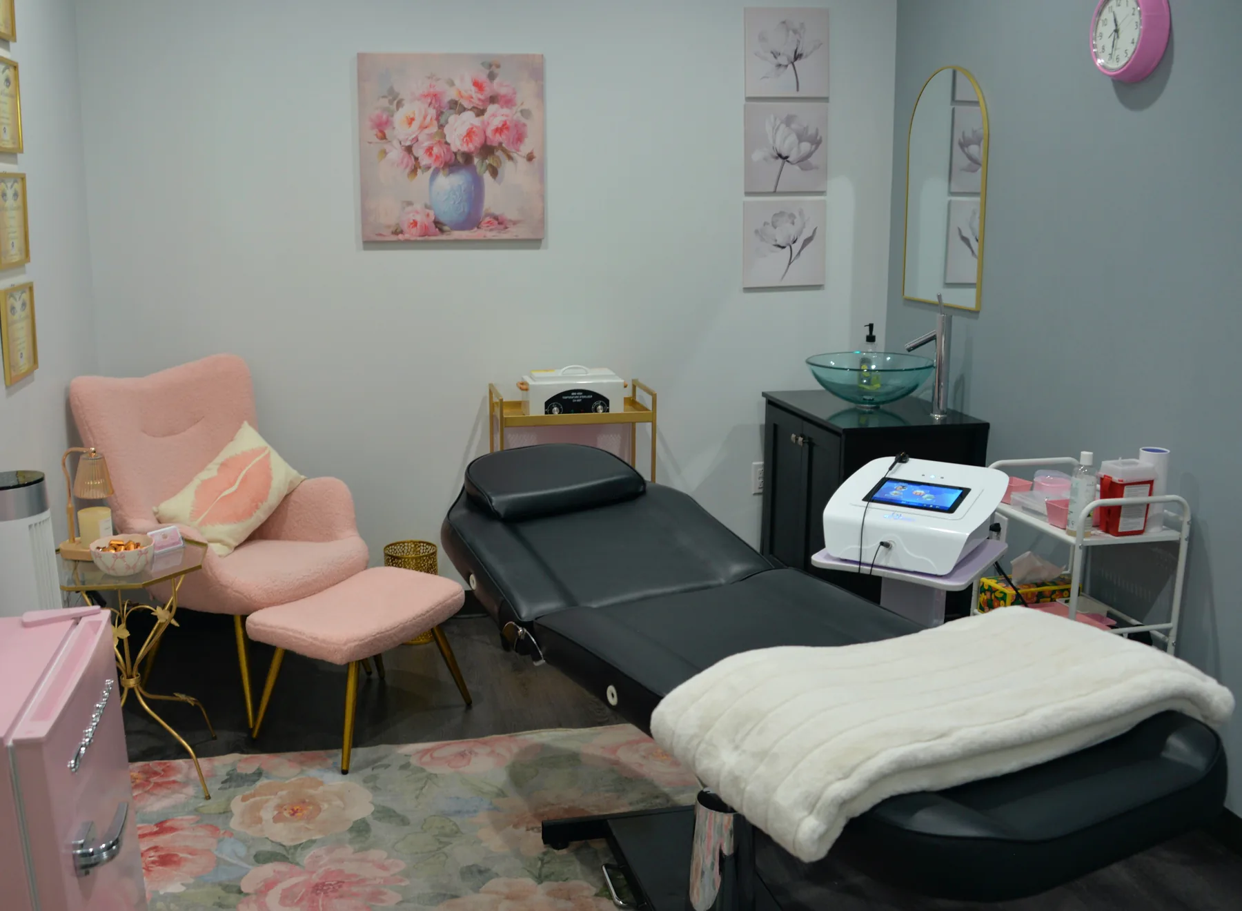 Electrolysis treatment chair and equipment in Sara’s practice